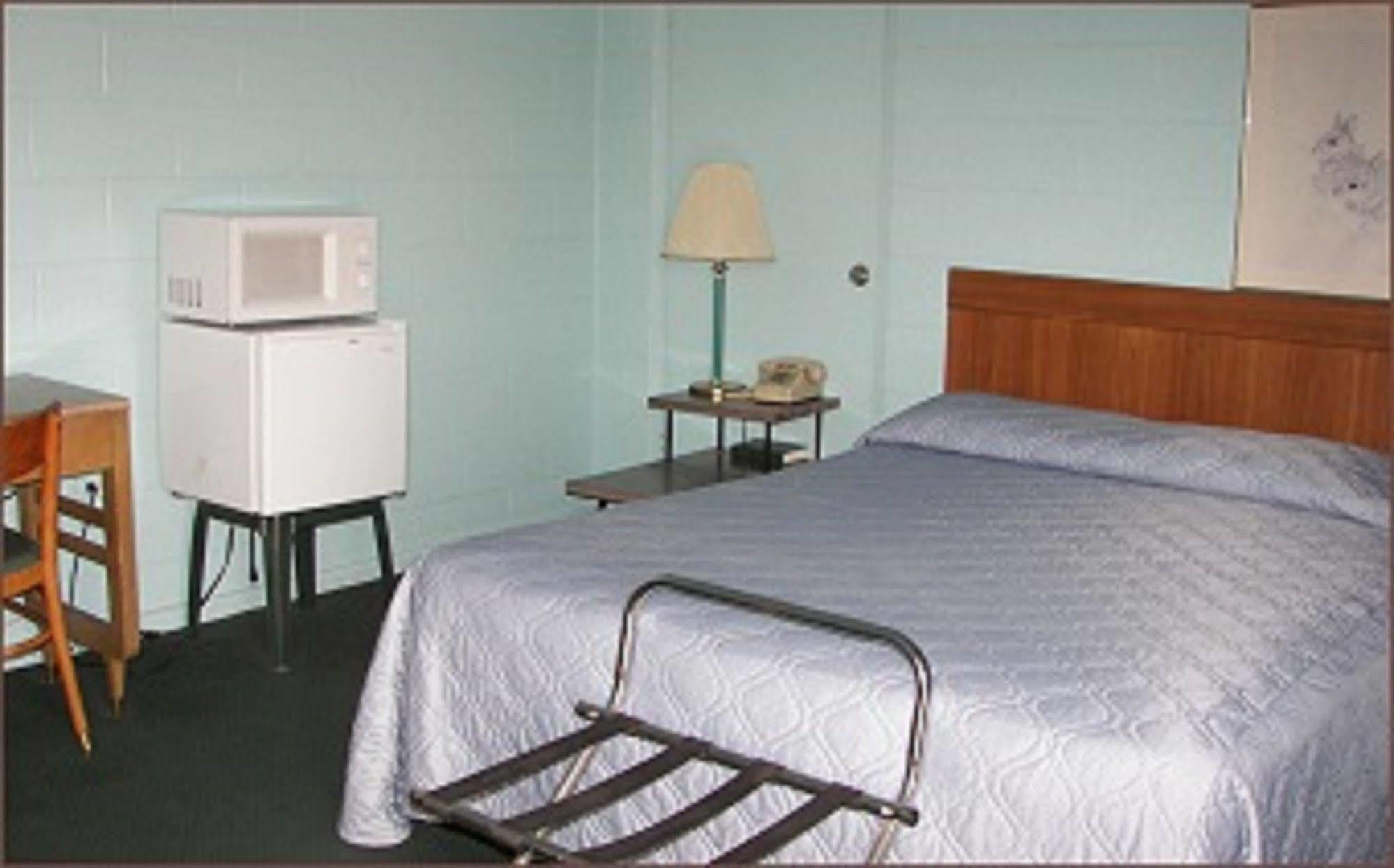 Holiday Host Motel Sonora Exterior photo